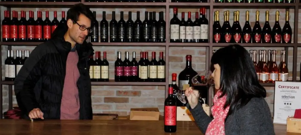Shoping tour, wine tasting private guided tour with Isabella Bariani, professional guide in Venice countryside, Italy