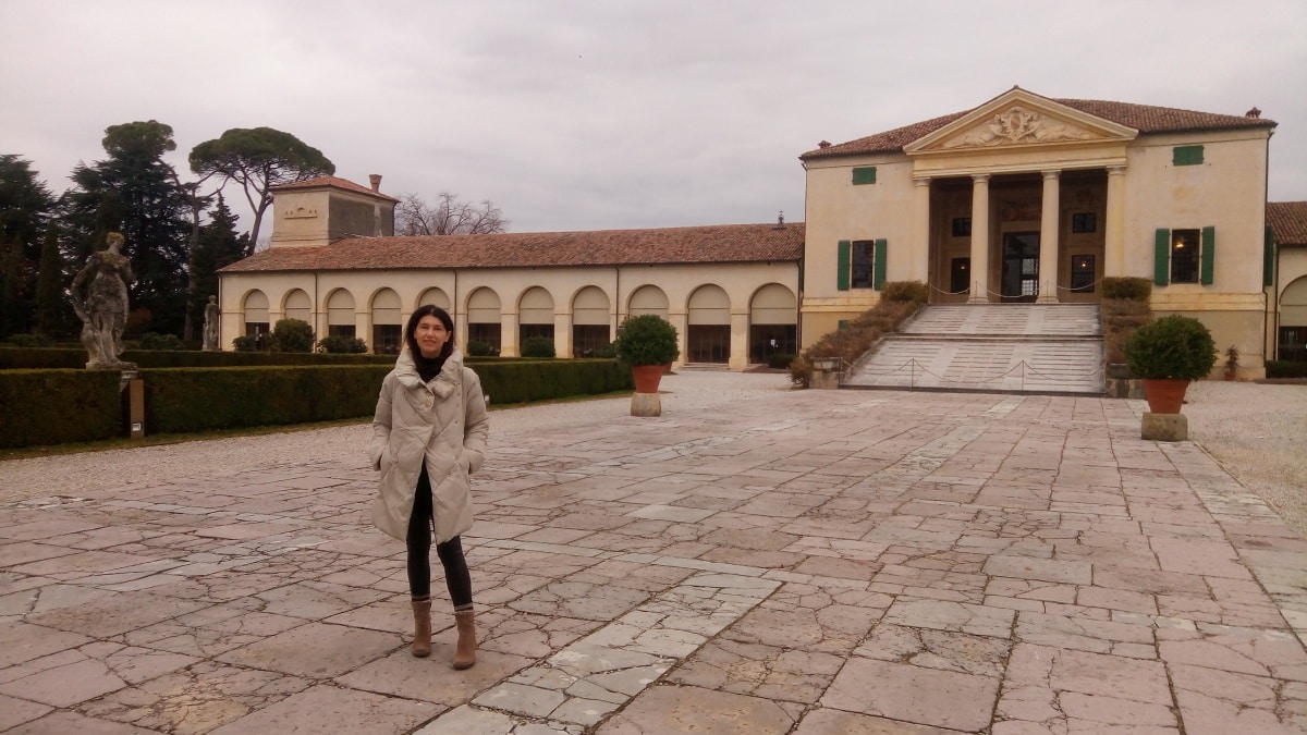 Isabella Bariani, professional guide in Venice, in Villa Emo during a Palladian themed day tour, customized excursion