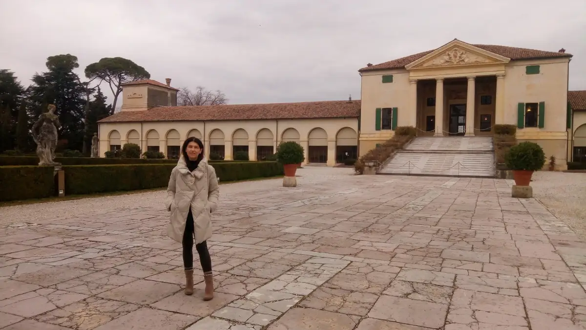 Isabella Bariani, professional guide in Venice, in Villa Emo during a Palladian themed day tour, customized excursion