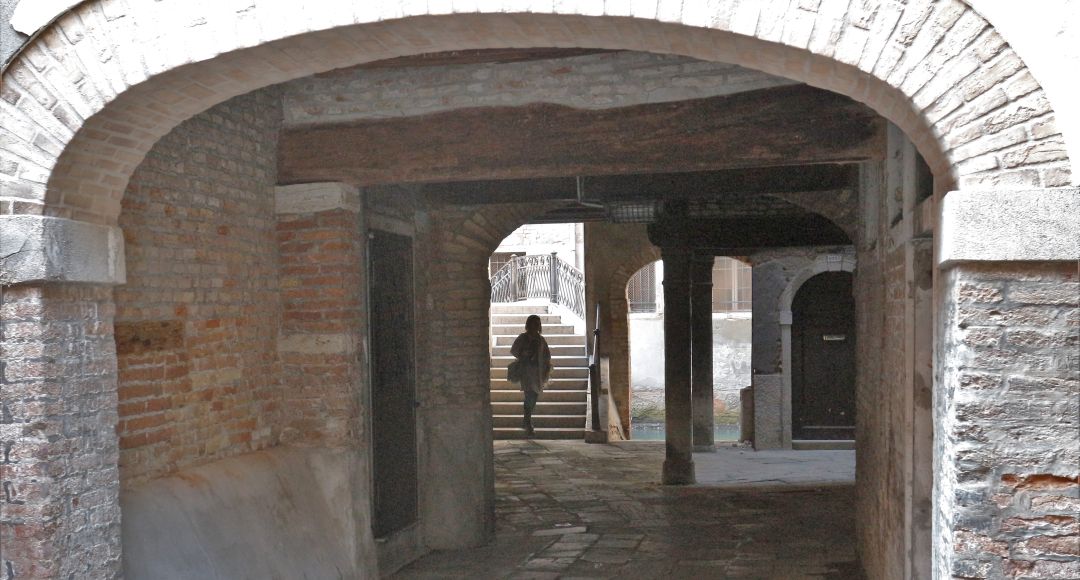 Passeggiare in un labirinto, tour a Venezia tra calli e campielli con Isabella Bariani, guida professionale
