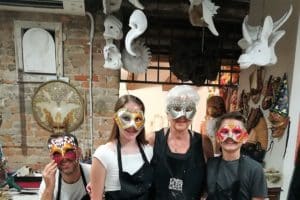 Decorazione di maschere in un laboratorio artigiano. Per bambini, un’esperienza creativa e attiva a Venezia con Isabella