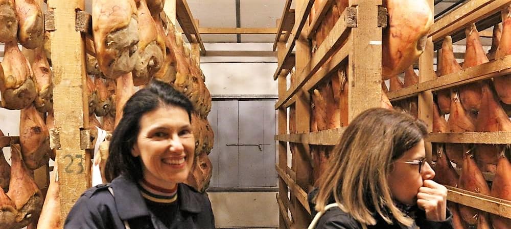 Prosciuttificio, tour dell'eccellenza enogastronomica in Veneto con Isabella Bariani, guida professionale di Venezia