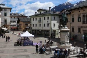 Piazza principale di Pieve di Cadore, tour di un giorno nelle Dolomiti con Isabella Bariani, guida professionale di Venezia
