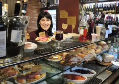 Andar per bacari, cicheti e vino