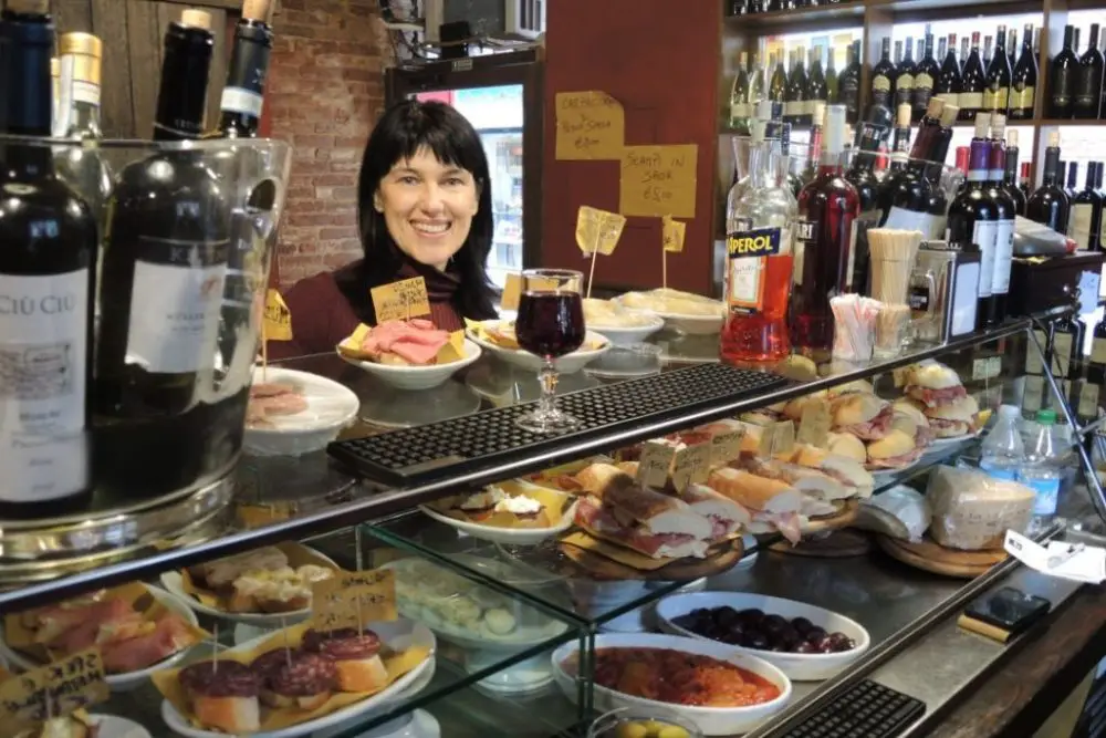 Andar per bacari, cicheti e vino