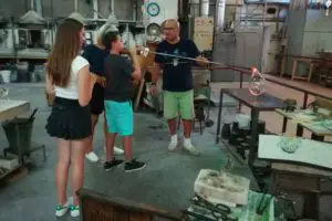 Soffiatura del vetro durante una visita a Murano, Burano e Torcello. Tour privato in barca Isabella, guida abilitata a Venezia