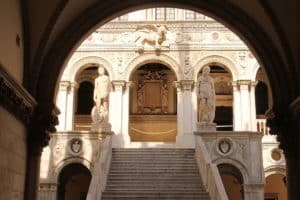 Scala dei Giganti, con ai lati Marte e Nettuno. Visita di Palazzo Ducale e pazza San Marco